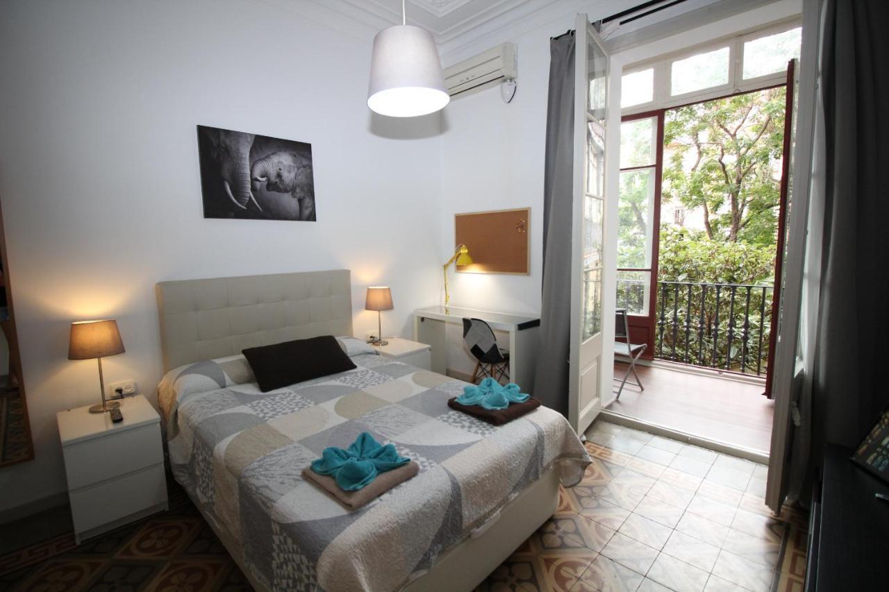 Alojamiento Roger Barcelona Ngoại thất bức ảnh