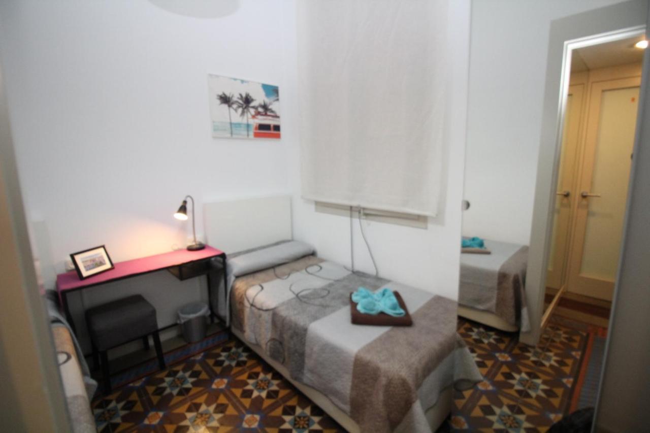 Alojamiento Roger Barcelona Ngoại thất bức ảnh