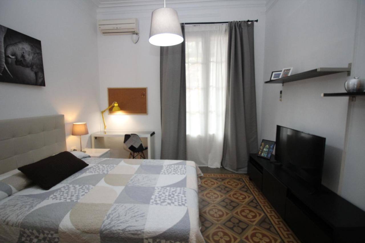 Alojamiento Roger Barcelona Ngoại thất bức ảnh