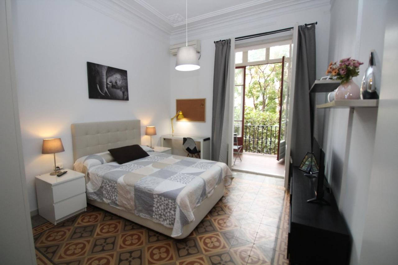 Alojamiento Roger Barcelona Ngoại thất bức ảnh