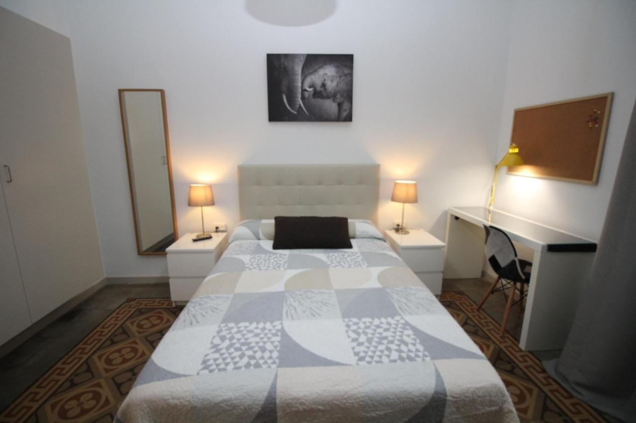 Alojamiento Roger Barcelona Ngoại thất bức ảnh